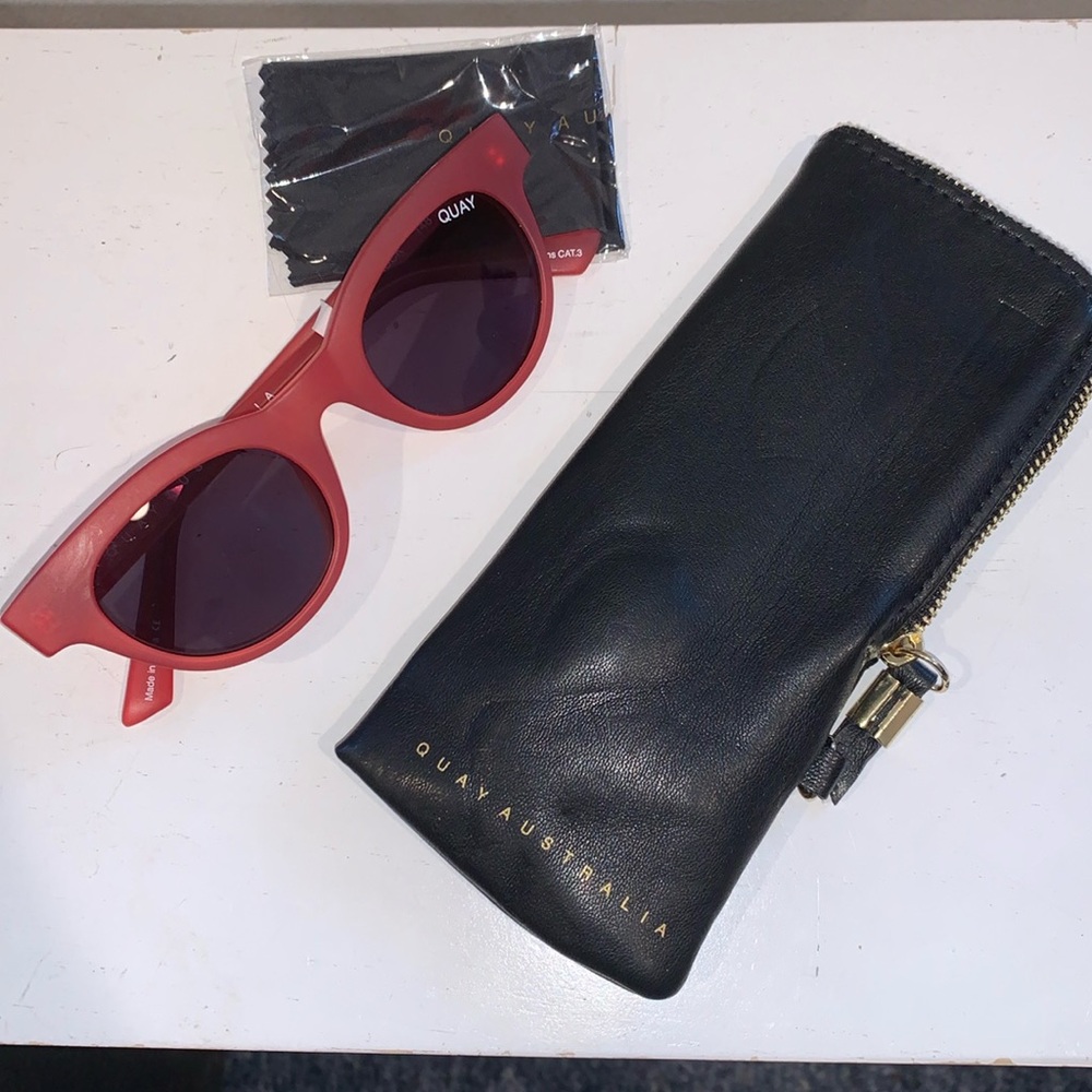 QUAY AUSTRALIA SUN GLASSES PINK STAR STRUCK CATEYE NWOT